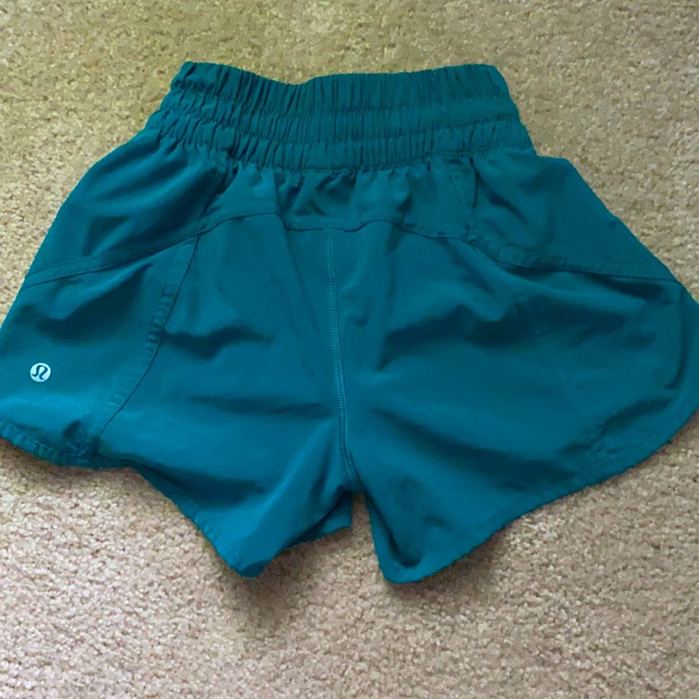 size 2 lululemon 2.5 in shorts